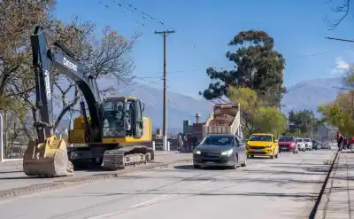 Un camión hundió parte del puente sobre el río Chijra: qué dijeron desde Vialidad