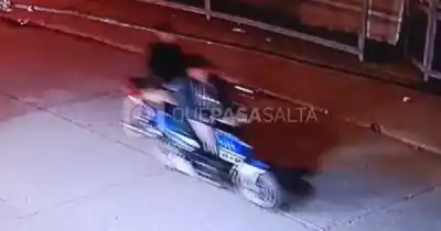 Esperaba en la moto para que su cómplice escape tras robar: lo atraparon por sexta vez