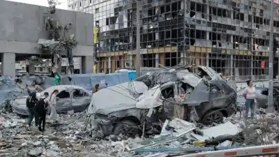 Segundo bombardeo en una semana: el cráter que dejó un misil ruso en un edificio de Kiev y el desgarrador relato de una sobreviviente