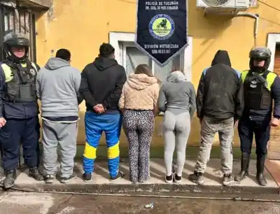 Atacaron a la policía con piedras y palos en una pelea familiar que terminó con varios detenidos