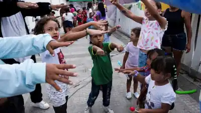 Desesperación en Venezuela: padres buscan a sus hijos tras el doble terremoto y el rastro se pierde en el caos