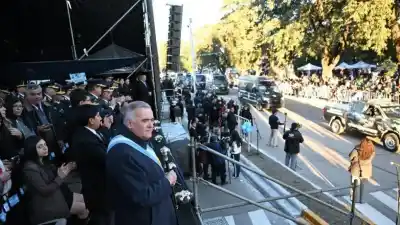 Desfile, maquinaria y promesas: así celebró Jaldo los 54 años de Banda del Río Salí