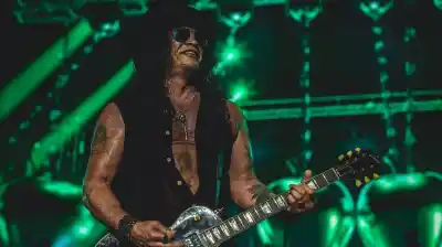 El momento en que Slash se desplomó en pleno concierto en París y dejó helados a los fanáticos