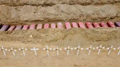 Con una foto y un código secreto: el desgarrador entierro masivo de los cuerpos sin nombre en La Guaira