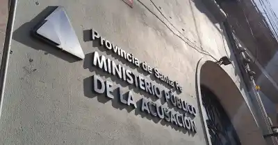 Un padre y su hijo de 2 años fueron víctimas de un insólito robo: los policías que los detuvieron les exigieron dinero