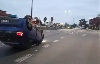 Apareció un auto volcado en Lomas de Zamora: lo que hallaron adentro desconcertó a la Policía