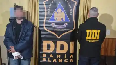 Lo reconocieron por sus tatuajes en la cara: detuvieron al acusado de abusar de un cuidacoches en el centro de Bahía Blanca