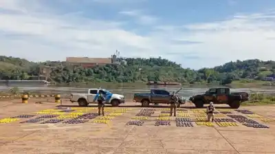 Huyeron a pie y dejaron una camioneta con 1.368 panes de marihuana: el valor de la carga es millonario