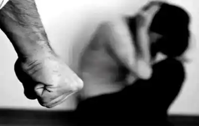 La golpiza que terminó con una empleada judicial desnuda en la calle: los detalles que indignan