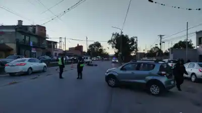 Choque en avenida Balbín: motociclista salió despedido y un detalle le salvó la vida