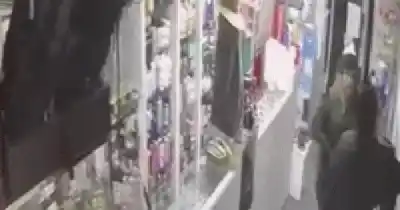 El video que muestra el audaz robo de perfumes de lujo en San Martín: ¿cómo lo hicieron?