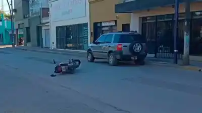 Salió de la escuela y en segundos un impacto lo dejó con una grave fractura
