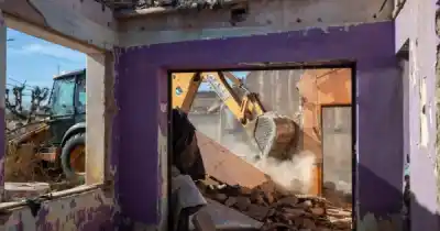 Derribaron una casona tomada en Maipú: el hallazgo que alertó a los vecinos