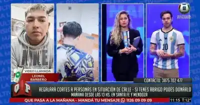 Con tijera y corazón: el barbero que corta el pelo gratis en la calle y pide abrigo para los que más sufren el frío