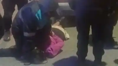 Mordió a una policía para salvar el auto de su hermano borracho en Chubut