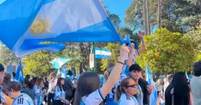 Cientos de salteños coparon la Plaza 9 de Julio: la emoción desbordó tras el triunfo de la Scaloneta