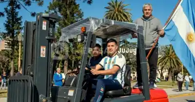 Un hincha se subió a un montacargas para festejar el triunfo de Argentina y la imagen se volvió viral