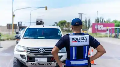 Un descuido en el patio: bebé de un año cayó en un balde con agua y lucha por su vida en terapia intensiva