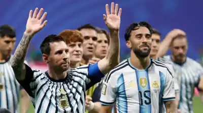 El gesto que emocionó a Messi tras la épica remontada: sus compañeros lo alzaron en andas