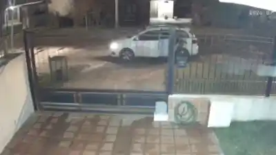 Madre e hijo vivieron segundos de terror cuando motochorros se metieron en su auto en Mar del Plata