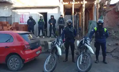 Allanaron dos viviendas en Yerba Buena y encontraron el auto clave de un violento asalto