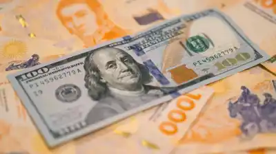 Dólar imparable: los depósitos en dólares crecieron en junio mientras los pesos se derrumban