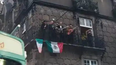 U2 rompe nueve años de silencio: lanzó “Streets of Dreams” con un estribillo en español y un video filmado bajo una tormenta en México