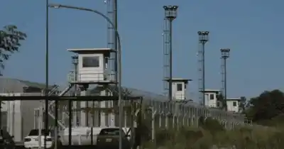 Hallaron una nota amenazante y dos balas en la puerta de una cárcel de Rosario