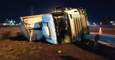 Volcó un camión con vino en el Acceso Oeste: el conductor es mendocino y está ileso