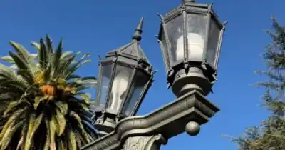 Festejos por la Selección terminaron en vandalismo: destrozaron las nuevas luminarias de Plaza Belgrano