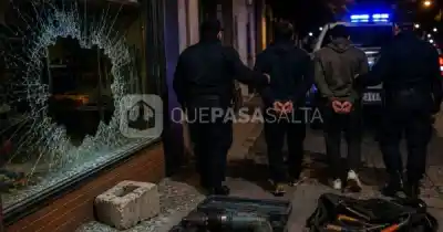 Usaron un bloque de cemento para saquear un local: la Policía los sorprendió cuando huían