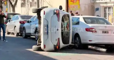 Chocó contra dos autos y volcó en pleno centro: el test de alcoholemia reveló la causa