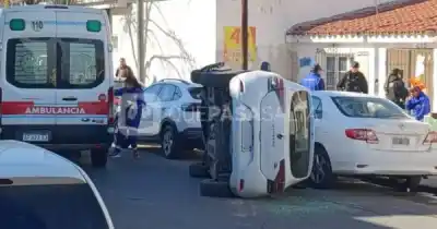 Un auto quedó de costado en pleno microcentro: el vuelco que alarmó a todos en Salta