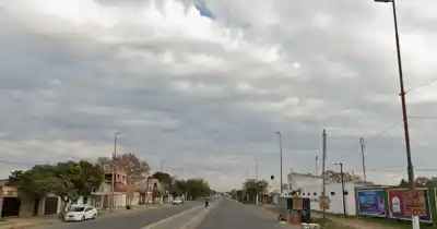 Perdió el control y se estrelló contra una estructura metálica: murió en el acto