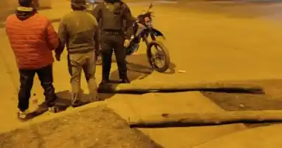Caminaban con postes de madera al hombro y la Policía los detuvo en plena calle