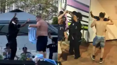 Policías de Atlanta se sumaron al festejo de los hinchas argentinos tras el triunfo ante Egipto