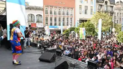 Miles de personas ya copan la Plaza Independencia en una previa de la Independencia que promete emociones