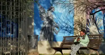 Las paredes de un cementerio de Rosario se convierten en un gigantesco mural colectivo
