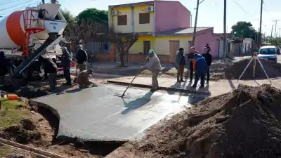 Obra clave en La Banda: Nediani supervisó los trabajos en calle San Juan y anticipó más mejoras