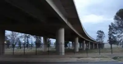 Un auto y una moto impactaron en la zona sur y el tránsito quedó paralizado