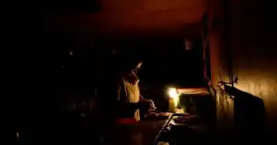 Una excavadora municipal destrozó el cableado y dejó a todo un barrio sin señal en pleno invierno
