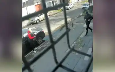 Llegaba a su casa en Gerli y dos motochorros lo encañonaron: el ex policía se defendió a los tiros