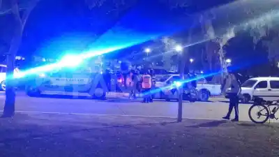 Un niño cruzó la calle y fue embestido por una moto frente a la feria: lo trasladaron de urgencia