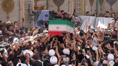 Multitud despide a Jamenei en Nayaf: el féretro del líder supremo iraní recorre la ciudad santa chiíta en medio de la tensión con EE.UU.