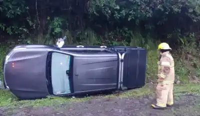 Domingo con Susto en la Ruta 307: Camioneta Volcó Cerca del Monumento al Indio