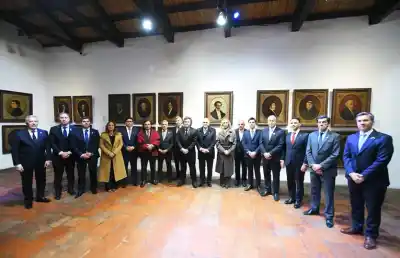 Milei se rodeó de 13 gobernadores en la Casa Histórica: ¿qué busca con esta foto política?