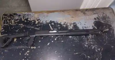 Le robaron la escopeta a una policía en una gresca y la encontraron en una chatarrería