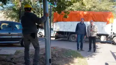 El intendente Nediani supervisó obras de iluminación LED en una transitada esquina de La Banda