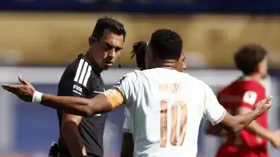 El árbitro argentino que cobró un penal polémico y Mbappé falló ante Bono