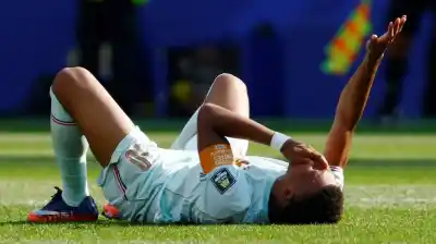 Mbappé se fue lesionado y encendió las alarmas en Francia durante el duelo ante Marruecos